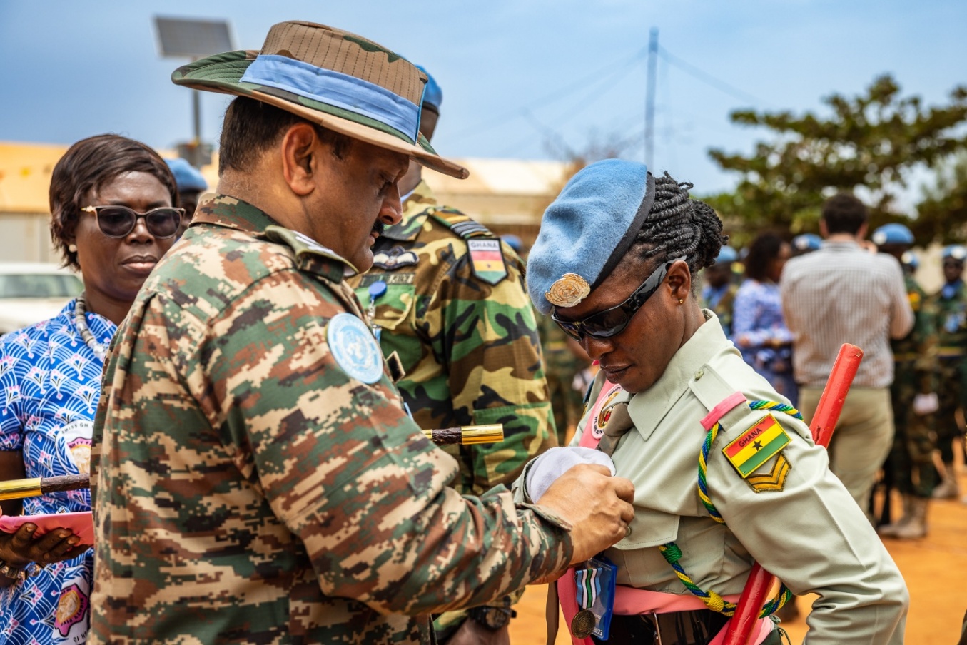 Lieutenant General Subramanian awarding a UN medal to a Ghanaian peacekeeper in 2023